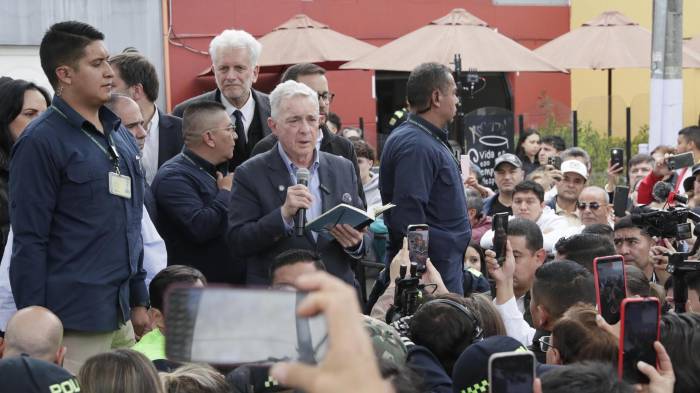 El expresidente Uribe durante el evento en Bogotá.