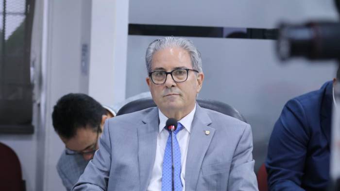 El ministro de Salud, Fernando Boyd Galindo.