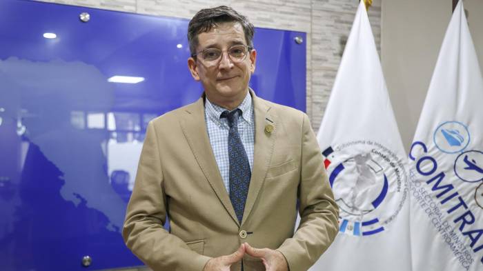 El secretario general de la Secretaría de Integración Económica Centroamericana (SIECA), Francisco Lima Mena, posa durante una entrevista con EFE el 19 de junio de 2025, en Ciudad de Guatemala (Guatemala). EFE/ Mariano Macz