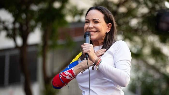 Fotografía de archivo fechada el 09 de enero de 2025 de la líder opositora María Corina Machado, hablando durante un acto de campaña en Caracas (Venezuela).