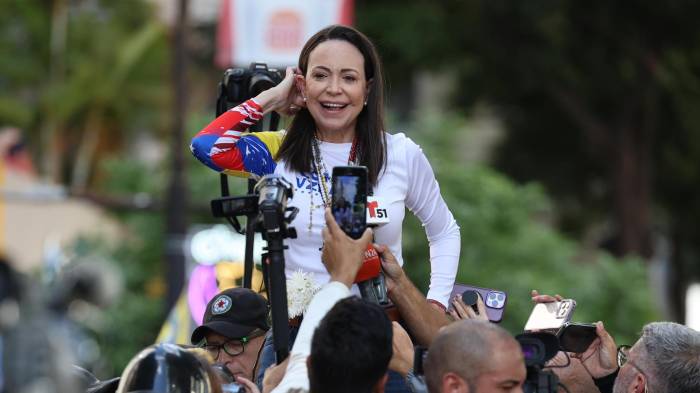 La líder antichavista María Corina Machado da declaraciones a la prensa este jueves, en una manifestación en Caracas (Venezuela). EFE/ Miguel Gutiérrez