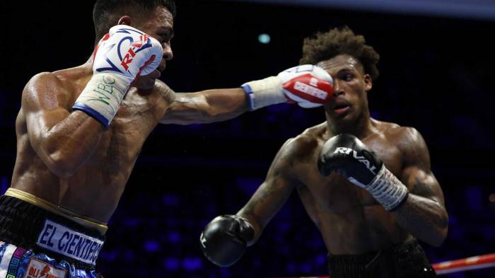Núñez envió a la lona a Herrera en el primer asalto y las tarjetas estaban empatadas (66-66) cuando el árbitro detuvo la pelea.