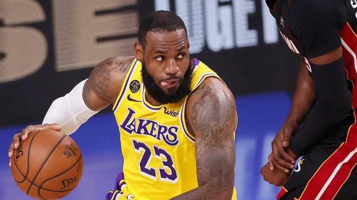 La estrella de Los Angeles Lakers LeBron James durante un partido de la NBA.