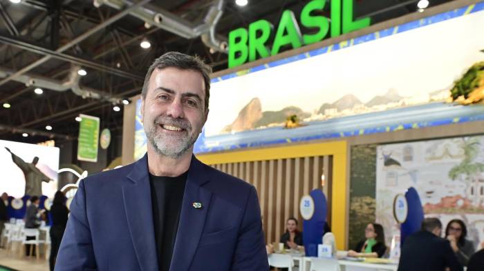 El presidente de Embratur (Brasil), Marcelo Freixo, posa en una entrevista con EFE durante la Feria Internacional de Turismo (FIT) en Buenos Aires (Argentina). EFE/ Matías Martin Campaya