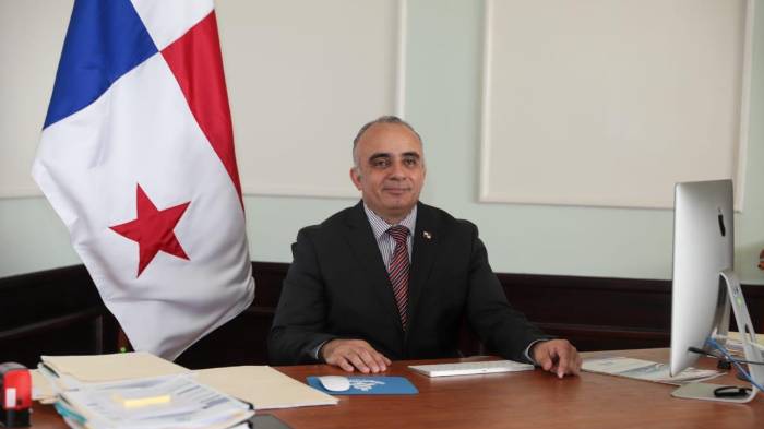 Rector de la UMIP, Víctor Luna Barahona, quien afronta querellas por abuso de poder y difamación.