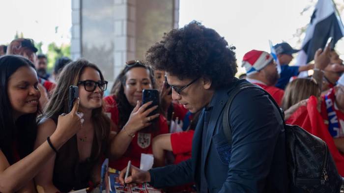 Adalberto Carrasquilla firma autógrafos a su llegada.