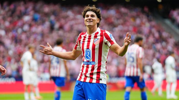 El delantero del Atlético de Madrid Julián Álvarez celebra su gol, cuarto del equipo, durante el partido de LaLiga EA Sports entre el Real Madrid y el Atlético de Madrid, que se disputó en el estadio Riyadh Air Metropolitano este sábado.