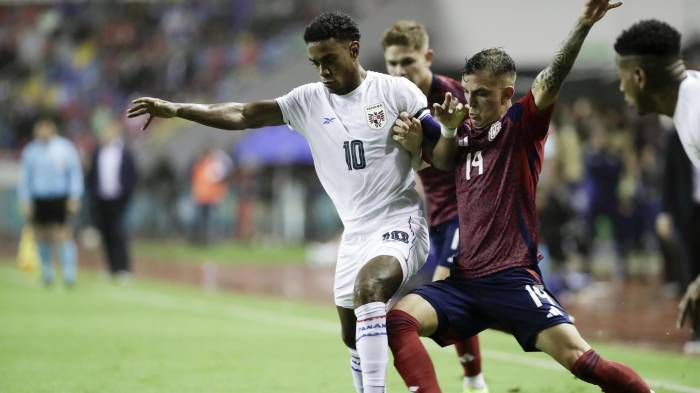 Kenneth Vargas (d) de Costa Rica disputa un balón con Édgar Bárcenas de Panamá este jueves, en un partido de la Copa Centroamericana. EFE/ Jeffrey Arguedas