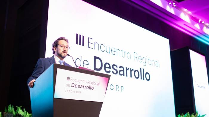 El director de Asuntos Corporativos BCP y Credicorp, Enrique Pasquel Rodríguez, habla durante el III Encuentro Regional de Desarrollo Credicorp este lunes, en el Hotel Westin de Lima (Perú). EFE/ Renato Pajuelo