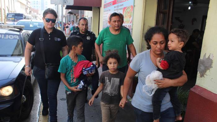 Imagen de archivo de una familia de migrantes que fue rescatada. EFE/Víctor Yañez