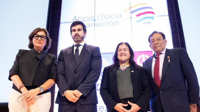 Desde la izquierda, la directora corporativa de Relaciones Institucionales, Comunicación Territorio de Redeia, Miryam Aguilar; el encargado Pais-Sector Privado de la Oficina,Ramiro Vilchez; la exministra de medio Ambiente en Perú, Albina Ruiz Ríos, y el gerente general de Inkaterra, Jose Purisaca Puicon, posan durante la 'II Jornada de Sostenibilidad y Energía en Iberoamérica'.