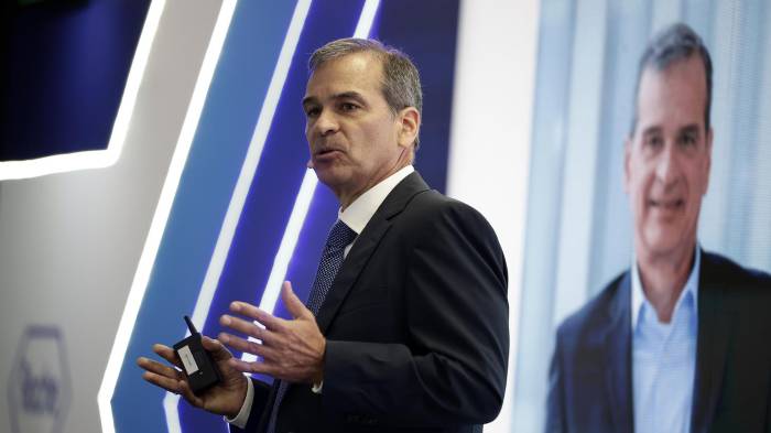 El gerente general de la compañía Roche, Álvaro Soto, habla durante el lanzamiento de una iniciativa este martes en San José (Costa Rica). EFE/Jeffrey Arguedas