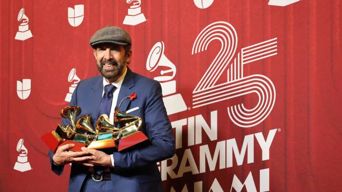 El cantante dominicano Juan Luis Guerra , posa con su premio en la alfombra roja de la 25 entrega anual de los Premios Latin Grammy, este jueves, en el Kaseya Center de Miami, Florida. EFE/ Octavio Guzmán