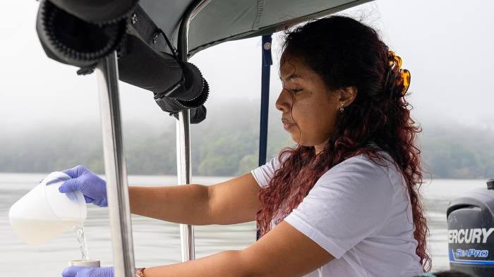 Estudiante de tesis de la Universidad de Panamá, Sheryl Castro, recolectando muestras de plancton en el Canal de Panamá.
