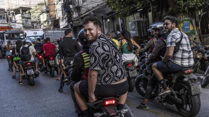 Fotografía del 31 de julio de 2026 que muestra personas movilizándose en motocicletas por la favela Rocinha en Río de Janeiro (Brasil). EFE/ Andre Coelho