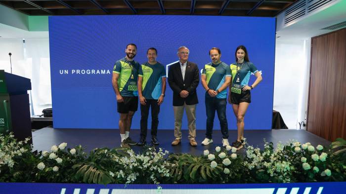 El presidente de Castillo Hermanos, Stuardo Sinibaldi (c-i), el presidente y director de la junta directiva, Eduardo Castillo Di Vito (c), y el director ejecutivo de la iniciativa 'Guatemaltecos por la Nutrición', José Silva (c-d), posan durante el lanzamiento de la carrera 'Cada Kilómetro Cuenta'.