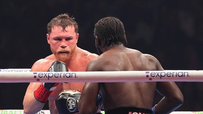 El mexicano Saúl ‘Canelo’ Álvarez (i) agradeció el apoyo de los más de 70 mil aficionados en el Allegiant Stadium.