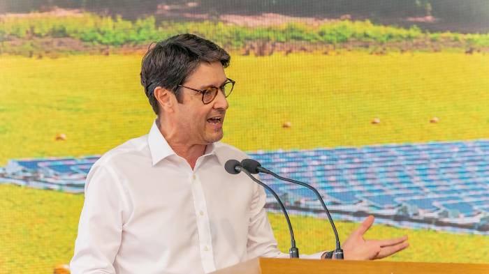 Eduardo Capelastegui habla durante la inauguración de una planta solar este sábado, en Fernando de Noronha (Brasil).