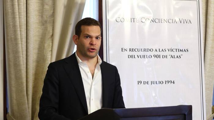 El integrante del comité Conciencia Viva, Alberto Levy, habla este lunes durante el acto conmemorativo del atentado vinculado a Hizbulá en Ciudad de Panamá.