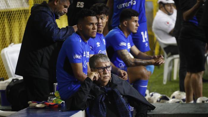 La expresión del técnico de El Salvador lo dice todo.