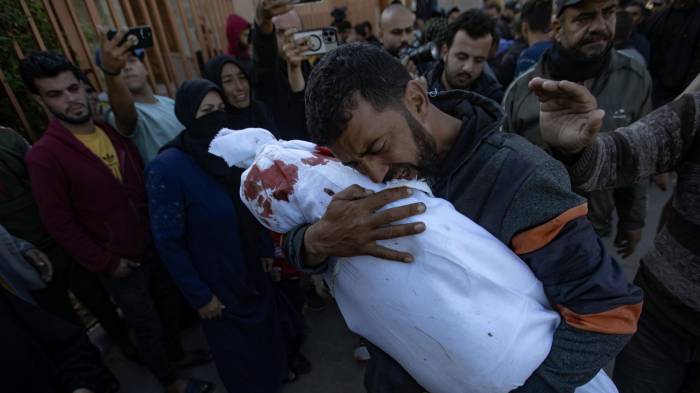 Un padre llora con el cuerpo de su hijo en brazos, muerto en un ataque aéreo israelí, en el Hospital Nasser de Jan Yunis, en el sur de la Franja de Gaza, el 23 de noviembre de 2024. EFE/EPA/HAITHAM IMAD