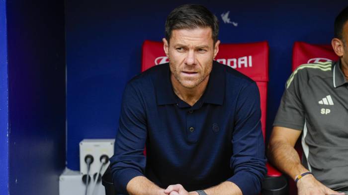 El entrenador del Real Madrid, Xabi Alonso, antes de que arranque el partido de liga entre el Real Madrid y el Atlético de Madrid que se disputó en el estadio Riyadh Air Metropolitano este sábado.