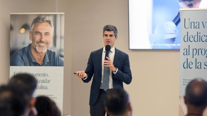 Fotografía del urólogo español José Ramón Pérez Carral, especialista en endourología y cirugía láser prostática, hablando durante al primer Curso Internacional de Enucleación Prostática Avanzada que organizó Hospiten Cancún, en Cancún (México).