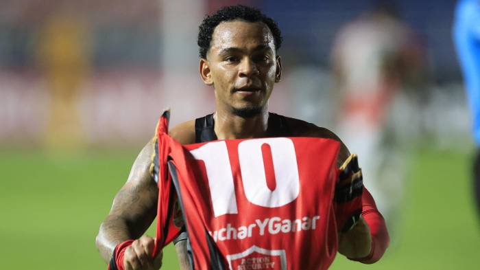 Yair Jaén, del Sporting San Miguelito celebra el primer gol este jueves, durante un partido de la fase de grupos de la Copa Centroamericana Concacaf ante Herediano.