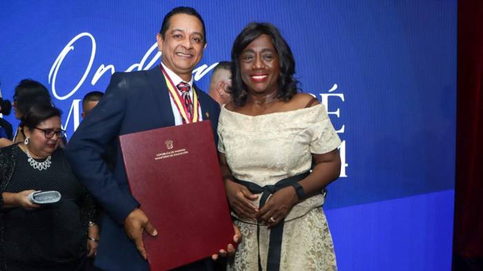 ¡Felicidades! El docente Gerardo Barrios se alza con la Orden Manuel José Hurtado 2024