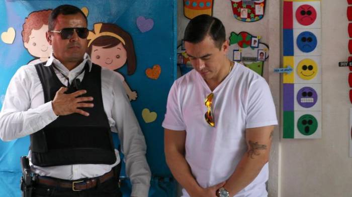 El presidente fue captado este 16 de noviembre al acompañar a su esposa, Lavinia Valbonesi, a votar en el referéndum que promovió y perdió, en Guayaquil (Ecuador).