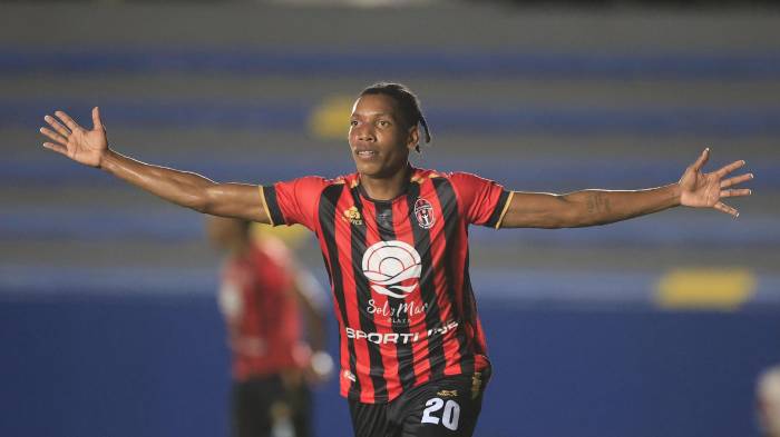 Ramsés de León, del Sporting San Miguelito, celebra el segundo un gol este miércoles, durante un partido de la fase de grupos de la Copa Centroamericana de Concacaf ante Diriangén en el estadio Universitario en Penonomé.