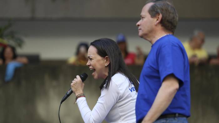 La líder antichavista María Corina Machado (i) pronuncia un discurso junto al exdiputado venezolano Juan Pablo Guanipa este jueves, en una manifestación en Caracas (Venezuela). EFE/ Miguel Gutiérrez