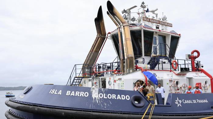 Personas recorren el remolcador 'Isla Barro Colorado', en un muelle del Canal de Panamá