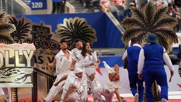 Fotografía de la cantante brasileña Anitta (c) cantando en la inauguración del Mundial 2026 en suelo estadounidense, en Los Ángeles (EE.UU.).