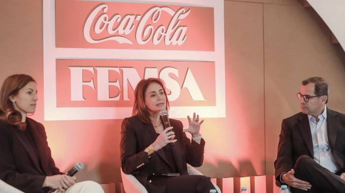 La vicepresidenta de Asuntos Corporativos de Coca-Cola FEMSA, Catherine Reuben (c), habla junto a la gerente de Sostenibilidad Ambiental de Coca-Cola FEMSA, Gabriela Penkaitis (i), y el director de Abastecimientos Estratégicos de Coca-Cola FEMSA, José Castro (d), durante una rueda de prensa en Ciudad de México (México).