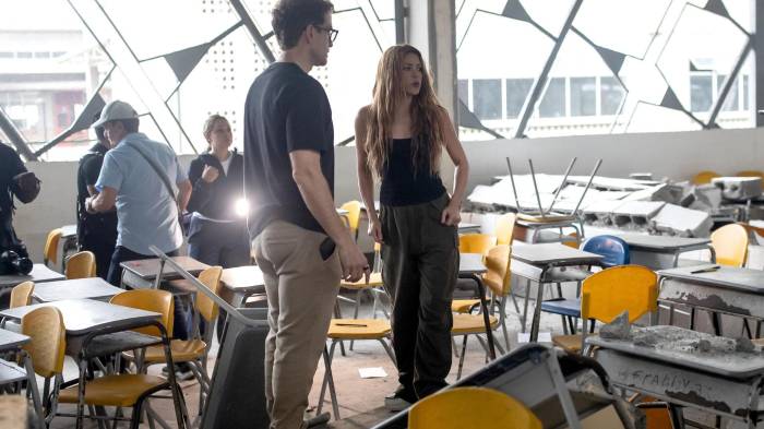 La cantante colombiana visitó la Institución educativa Carrasquilla Industrial, luego del terremoto de magnitud 7.4 en Quibdó (Colombia).
