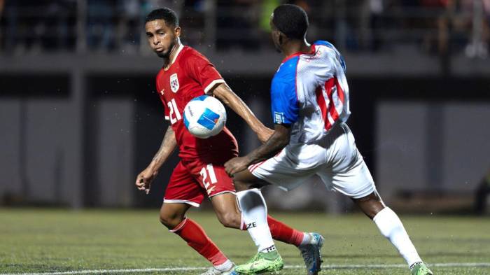 El volante César Yanis (i) no fue considerado para la doble fecha de octubre ante El Salvador y Surinam.