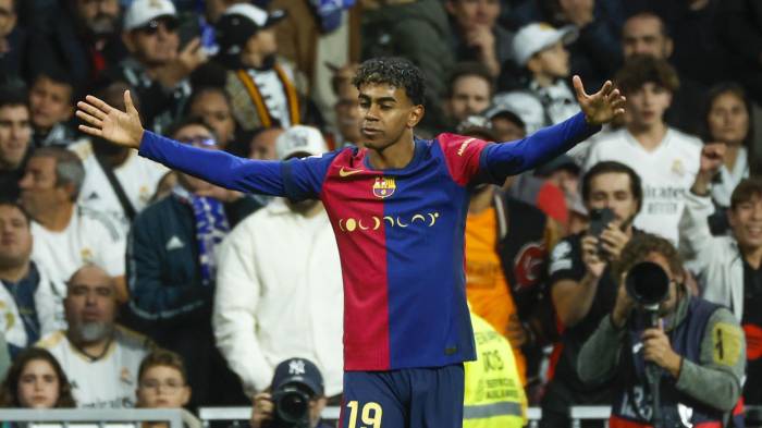 El delantero del FC Barcelona Lamine Yamal celebra tras anotar el tercer gol de su equipo en el Clásico disputado en el estadio Santiago Bernabéu, el pasado 26 de octubre. EFE/Juanjo Martín