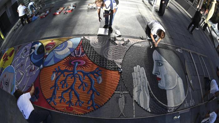 Mural hecho de conchas en el exterior del Museo Reina Sofía en Madrid este martes con motivo de la presentación de la exposición 'Maruja Mallo: Máscara y compás'.