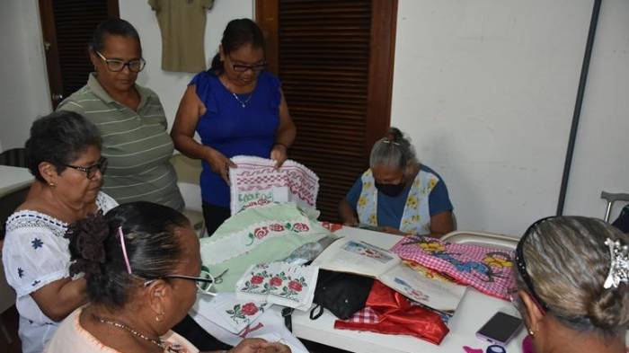 Adultos mayores participan en los diversos talleres ofrecidos por el Centro de Bienestar Maximino Sáez.