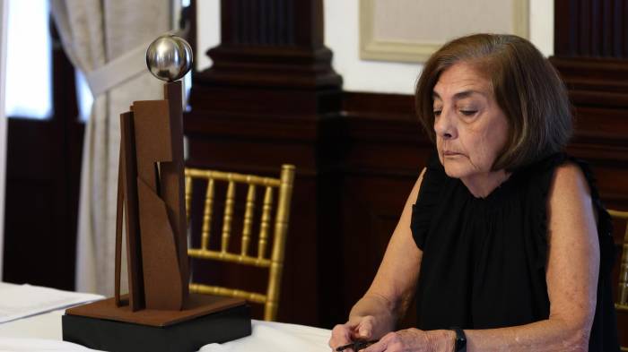 Marta Márquez, madre de uno de los fallecidos durante el atentado vinculado a Hizbulá hace 32 años, asiste este lunes a un acto conmemorativo en Ciudad de Panamá.