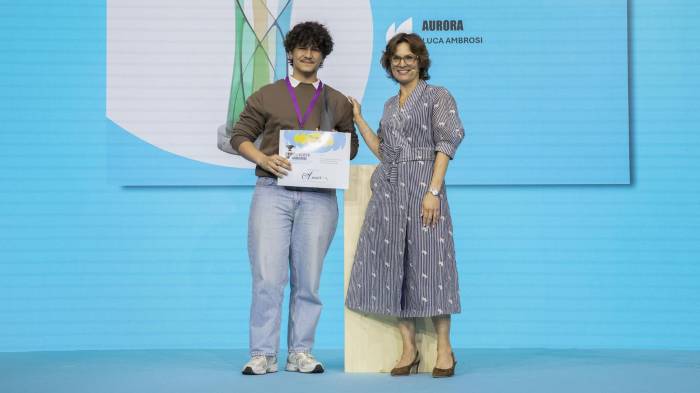 El ganador del concurso en el marco del festival New European Bauhaus (NEB), Luca Ambrosi, posa con la comisaria europea de Medioambiente, Jessika Roswall, en Bruselas, Bélgica.