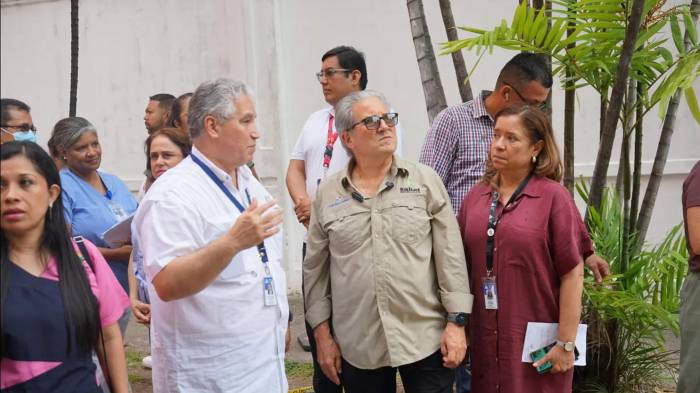 El ministro de Salud, Fernando Boyd Galindo (centro), inspeccionó el Hospital Santo Tomás junto a directivos del centro, tras los daños estructurales causados por el terremoto que sacudió Panamá el 9 de octubre.