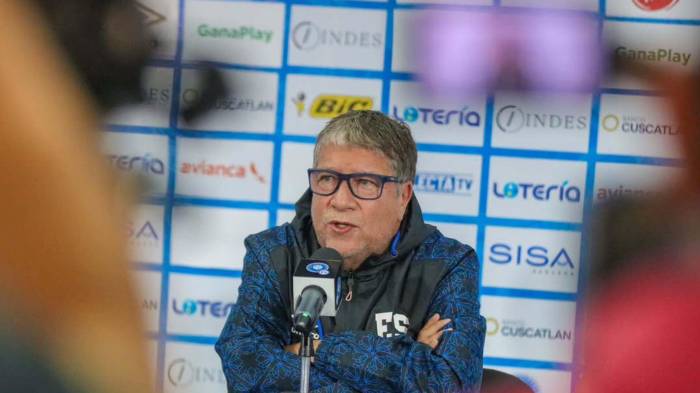 El colombiano Hernán ‘Bolillo’ Gómez, técnico de El Salvador, confía en encontrar soluciones pese a las numerosas bajas.