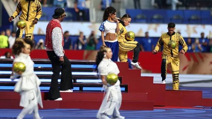 La cantante sudafricana Tyla (c) y el rapero estadounidense Future (c-i), durante la inauguración del Mundial 2026, en el Estadio de Los Ángeles (EE.UU.).