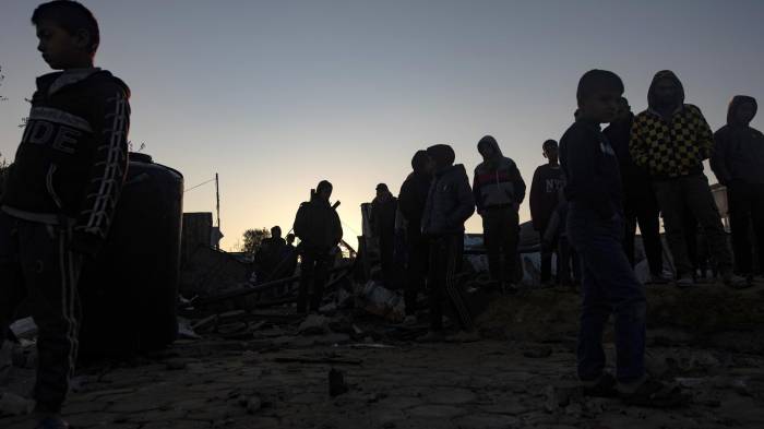 Palestinos inspeccionan los daños después de que un ataque aéreo israelí apuntara a un campamento de personas desplazadas internamente en la zona de Al-Mawasi, al oeste de Khan Yunis, en el sur de la Franja de Gaza, el 02 de enero de 2025, matando a diez palestinos, según el hospital local Nasser. EFE/EPA/HAITHAM IMAD