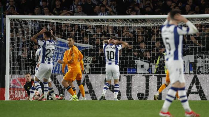 Los jugadores de la Real Sociedad se lamentan durante el encuentro correspondiente a la ida de las semifinales de la Copa del Rey que disputaron Real Sociedad y Real Madrid en el Reale Arena, en San Sebastián.