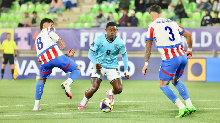 Gustavo Herrera (c) de Panamá disputa el balón.