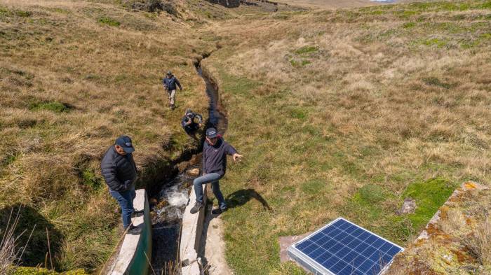 Fotografía que muestra personas en trabajos de infraestructura hídrica realizados por el Fondo para la Protección del Agua (Fonag) en las inmediaciones del volcán nevado Antisana, perteneciente a la provincia de Pichincha (Ecuador).