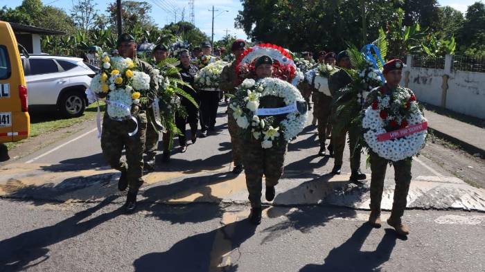 Compañeros acompañaron los restos de Moisés hasta su última morada
